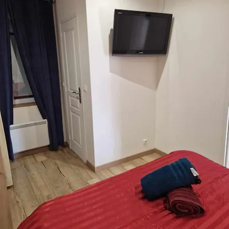 02 - Tres Joli 2 Pieces Avec 3 Lits Pouvant Accueillir Jusqu'a 5 Personnes, Situe Au Rdc Avec Entree Independante, Place De Parking Reservee Devant L'entree Et Terrasse Sur L'arriere Donnant Sur Parc Arbore, Le Linge De Maison Est Fourni *