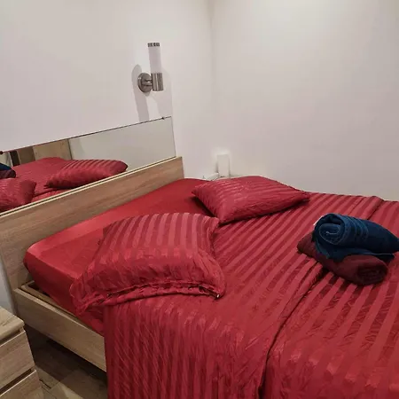 02 - Tres Joli 2 Pieces Avec 3 Lits Pouvant Accueillir Jusqu'a 5 Personnes, Situe Au Rdc Avec Entree Independante, Place De Parking Reservee Devant L'entree Et Terrasse Sur L'arriere Donnant Sur Parc Arbore, Le Linge De Maison Est Fourni * Razac-sur-lʼIsle